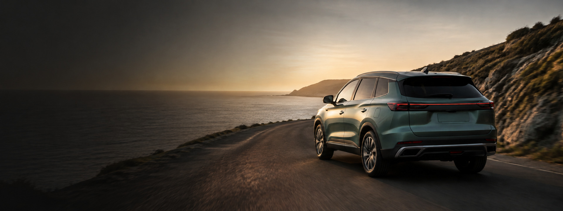 CHERY Tiggo 8 CSH sur une route côtière